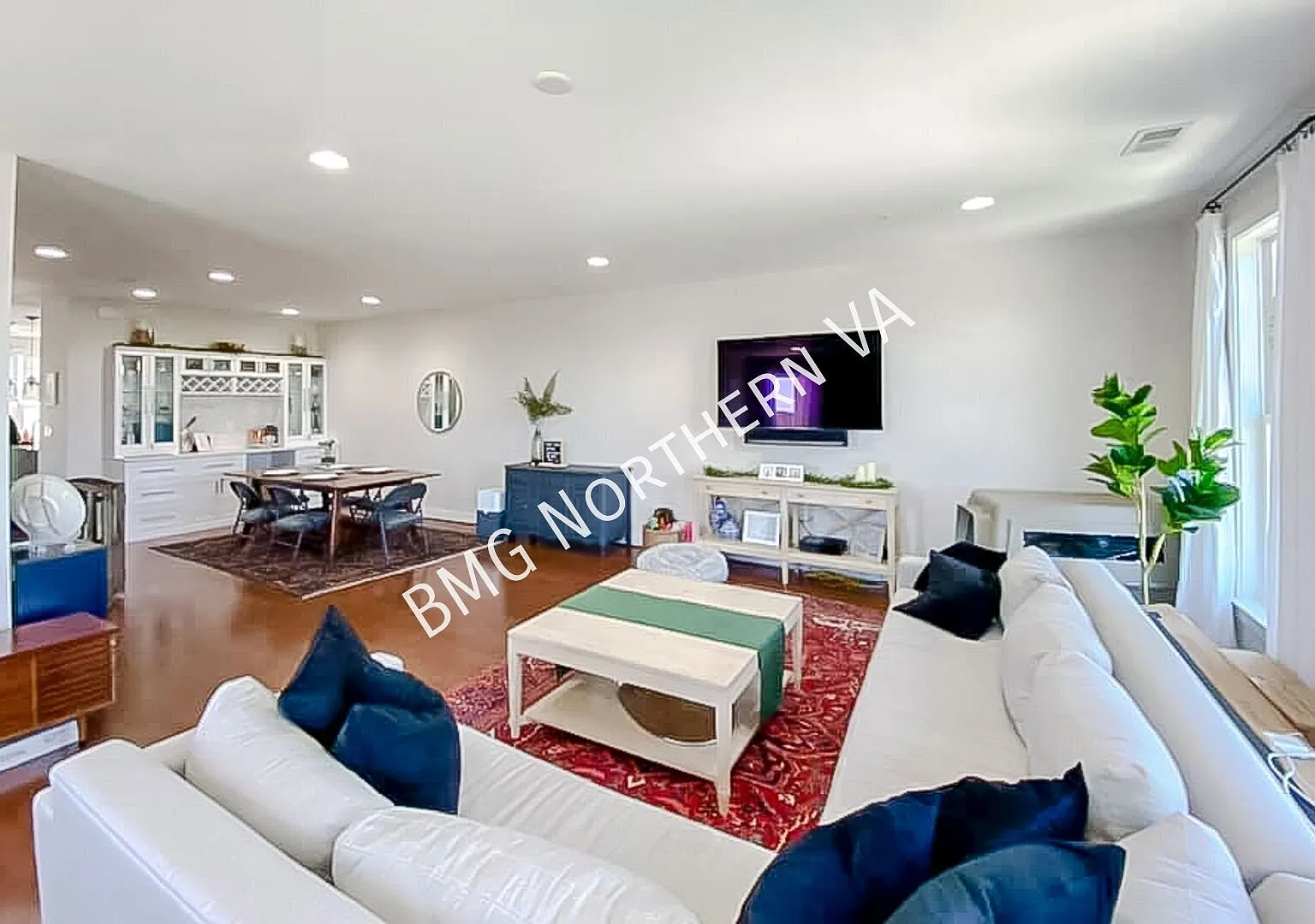 Stunning 3 Bedroom 2.5 Bathroom Brick, End Unit Condo Townhome In Prestigious Potomac Yard — Photo 3