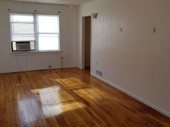 3rd image of 630 1/2 S Huttig Ave