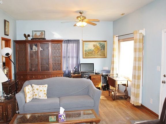 5th image of 212 Concord St