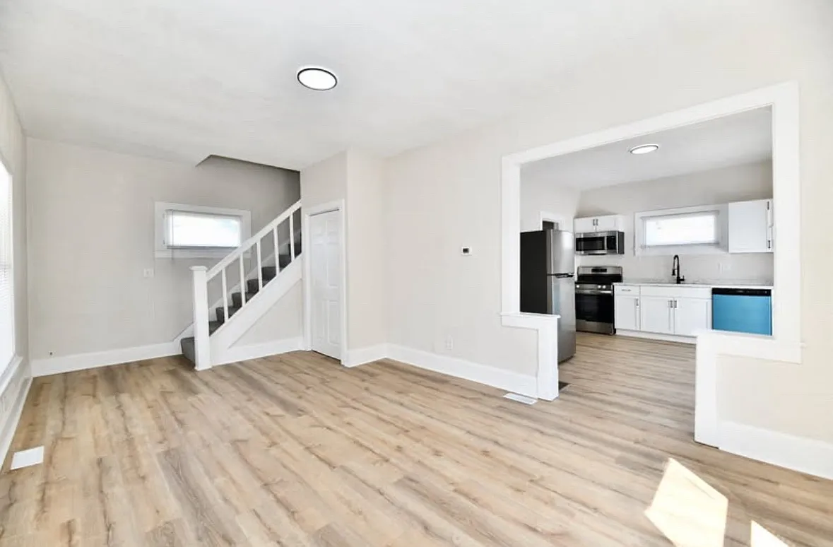 1145 N Belleview Pl — Photo 1