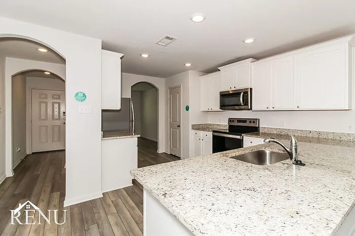 3 bed, 2.0 bath, 1525 sqft, $1,935 — Photo 3