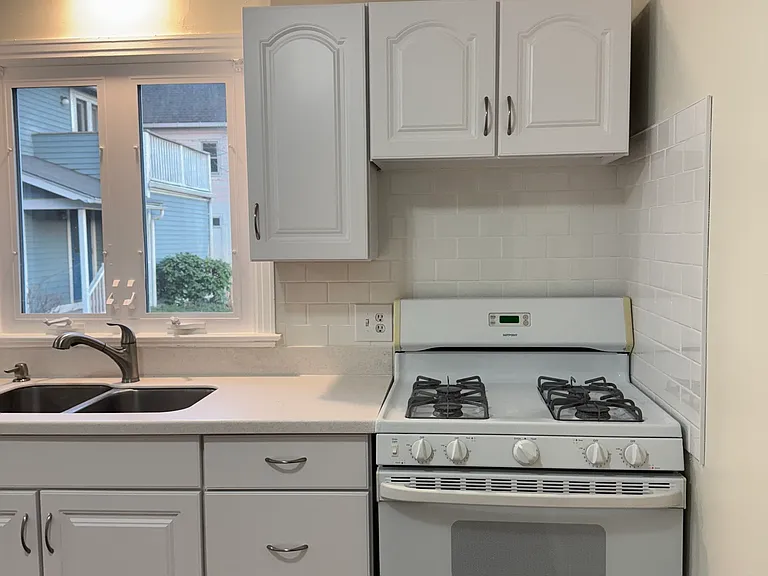 1164 Whitney Ave #H — Photo 3