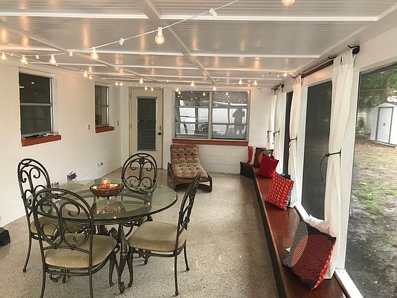Beautifully renovated lanai 