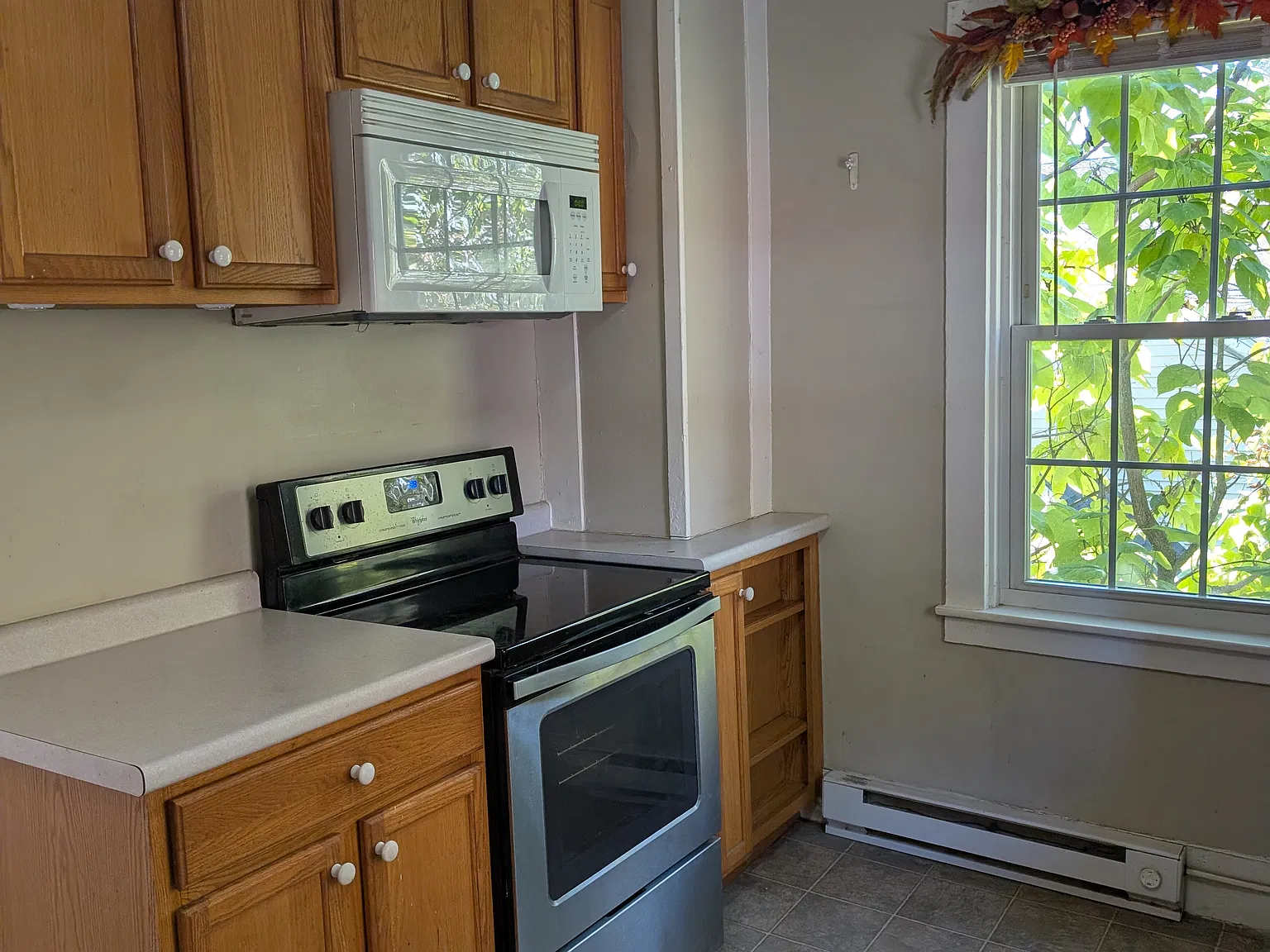 3 bed, 1100 sqft, $2,400 — Photo 2