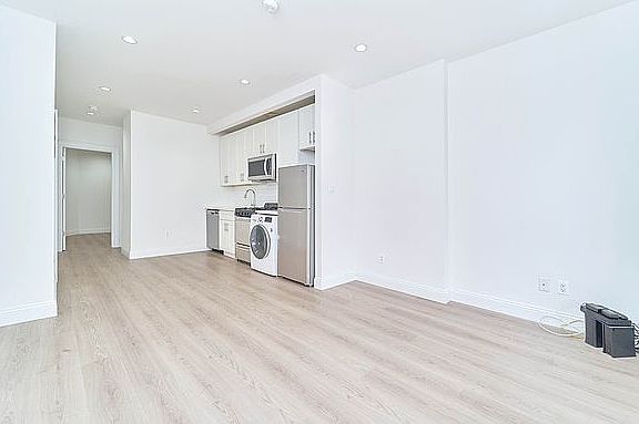 3rd image of 233 E 82nd St APT 3C