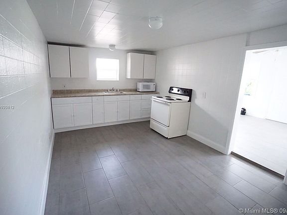 2nd image of 390 NE 30th St #1-2