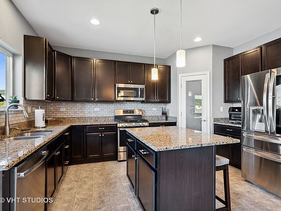 4th image of 270 E Parkland Dr