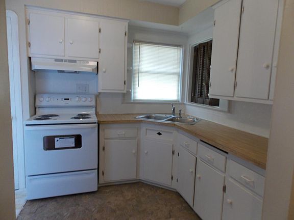 Kitchen with new stove/refrigerator