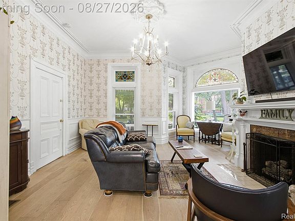 3rd image of 669 W Canfield St