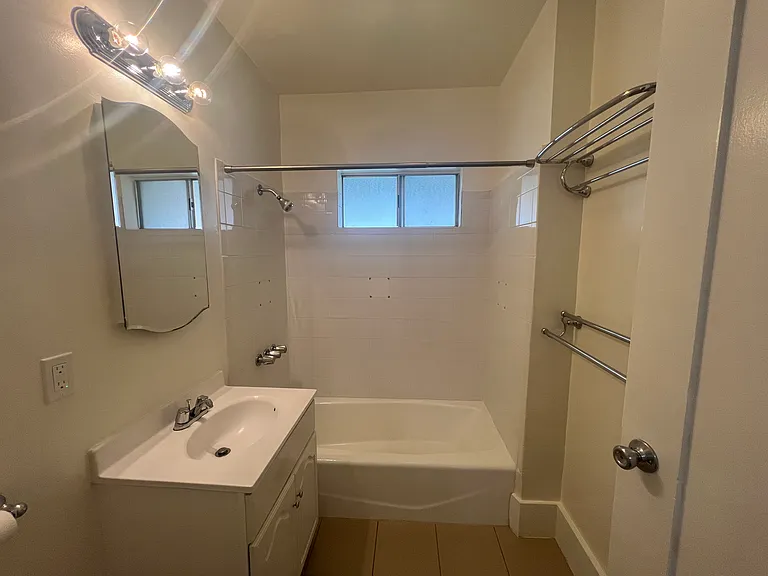 433 W Windsor Rd — Photo 13