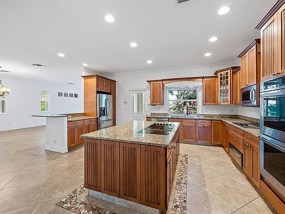 4th image of 749 SE Portage Ave