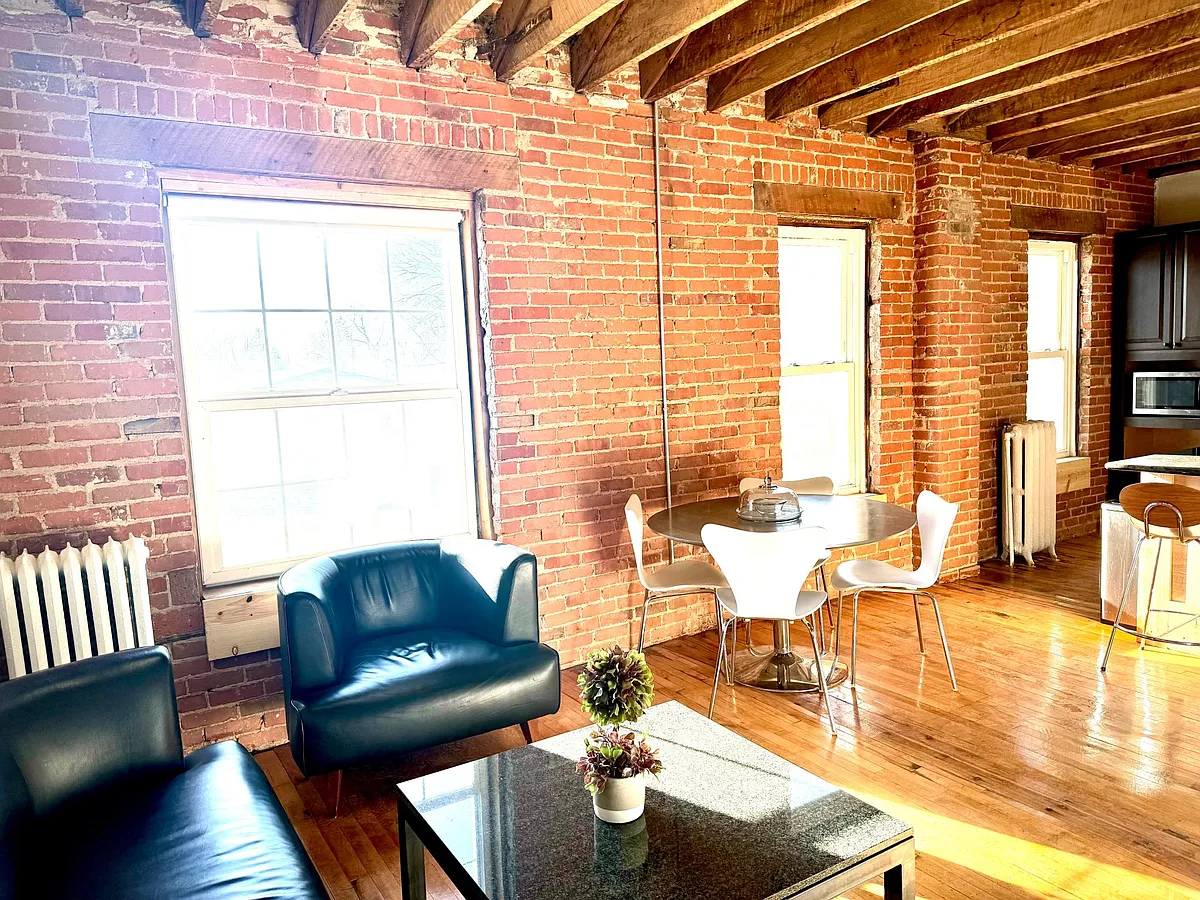 Building Photo - 219 Maple St S #2