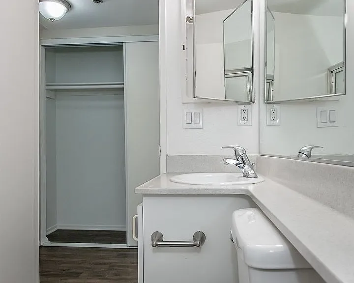 6438 Vineland Ave — Photo 13