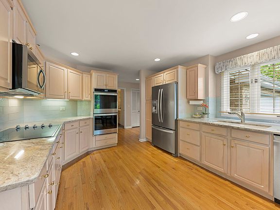 5th image of 8810 Berkley Ct