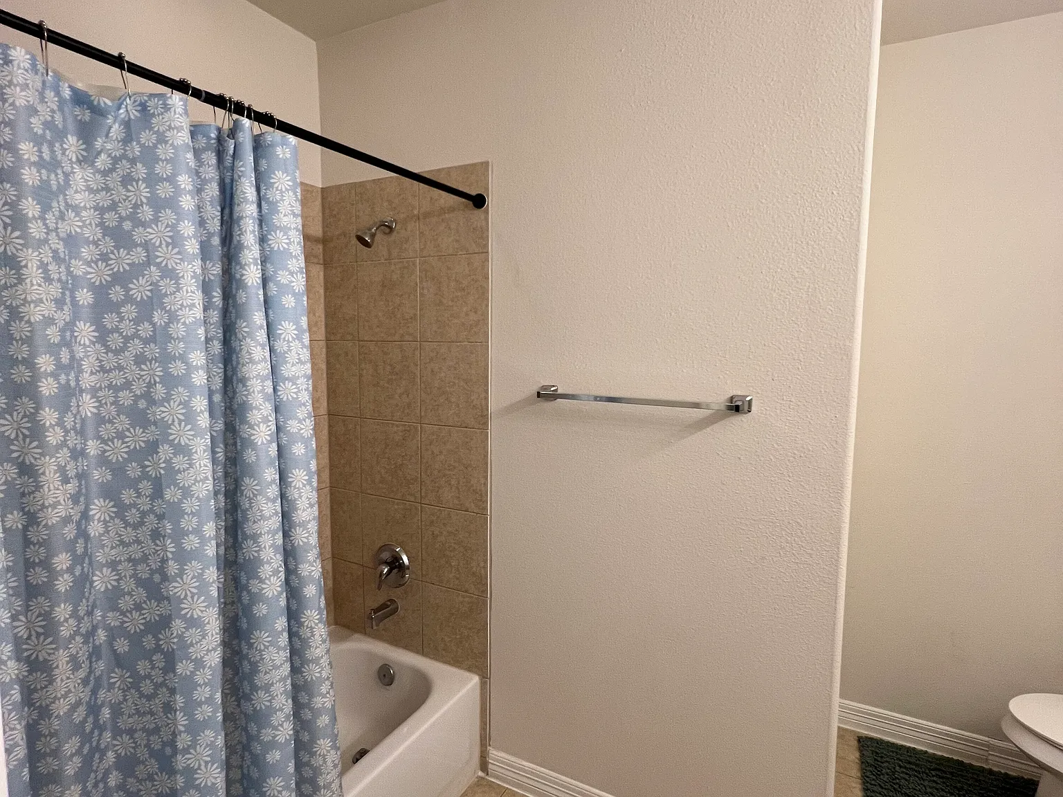 3 bed, 1360 sqft, $1,050 — Photo 3