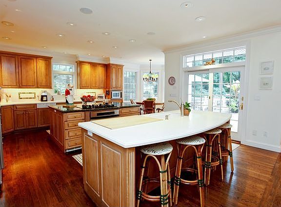 5th image of 151 Hillair Cir