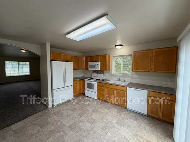 3627 Glenbarr Ct — Photo 4