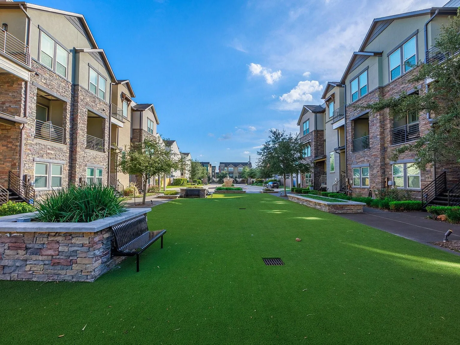 3 bed, 3.5 bath, 2036 sqft, $3,200 — Photo 3