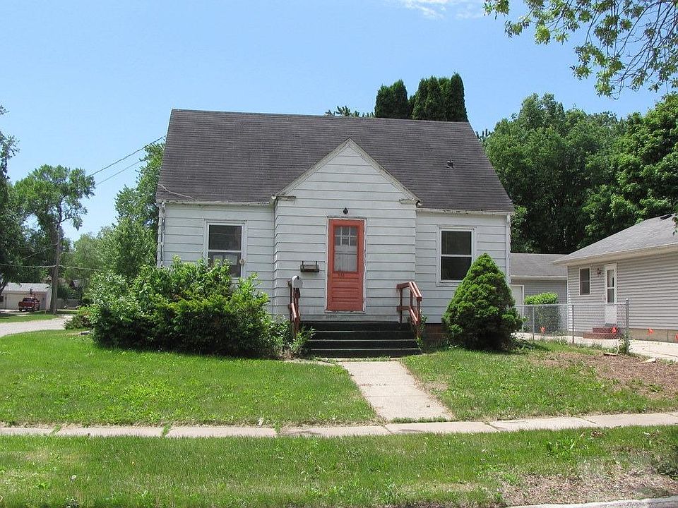 1st image of 853 8th St SE