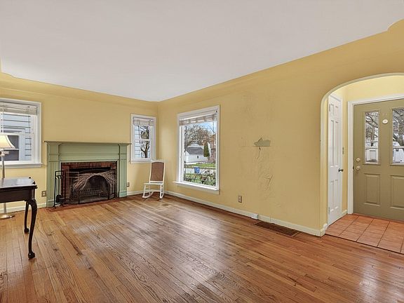 3rd image of 2423 Raymond Ave SE