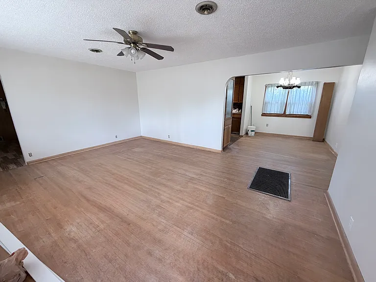 216 S Poplar St — Photo 2