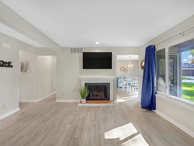 1115 Laura Dr — Photo 12
