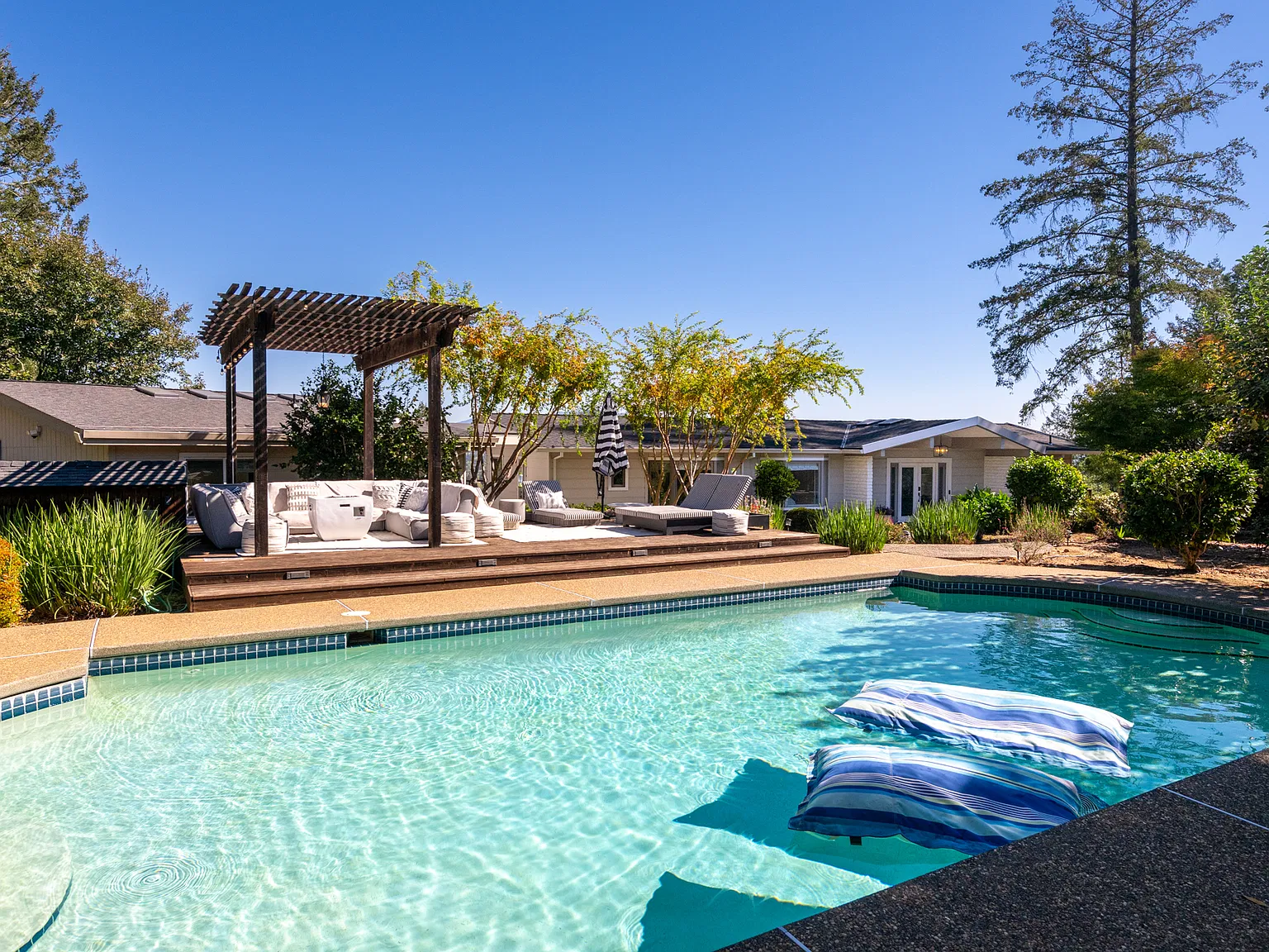 5 bed, 4.5 bath, 2819 sqft, $22,500 — Photo 3