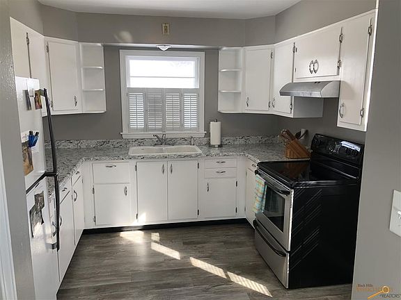 2nd image of 7 Saint Charles St