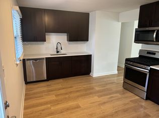321 N Pershing Ave, Mundelein, IL 60060