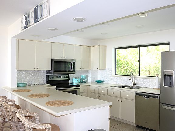 Fully equiped kitchen with stainless steel appliances