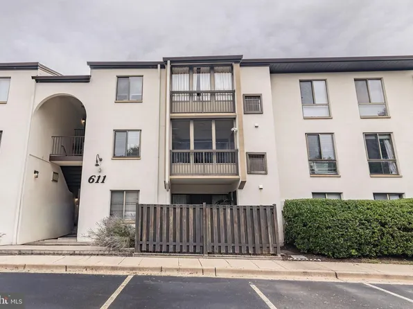 611 Center St APT 104, Herndon, VA 20170