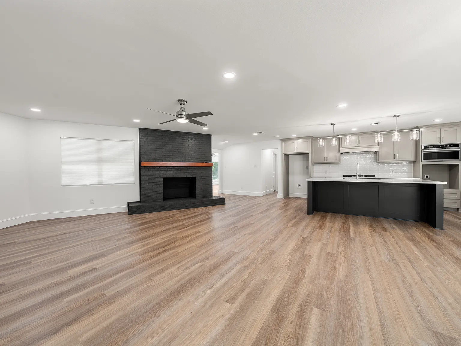 3 bed, 2448 sqft, $4,000 — Photo 3
