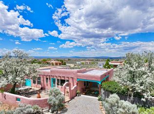 9 Irish Rd, Ranchos De Taos, NM 87557