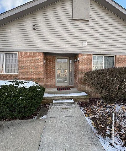 1922 Pebble Creek Dr — Photo 1