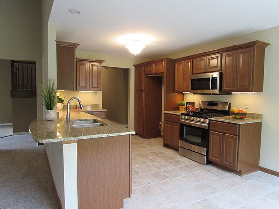3rd image of 21 S Hampton Cir