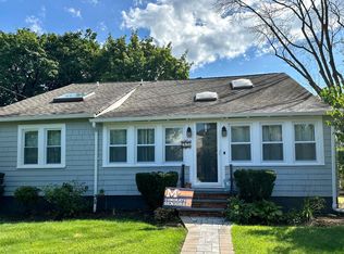 92 Clapham Ave, Manhasset, NY 11030