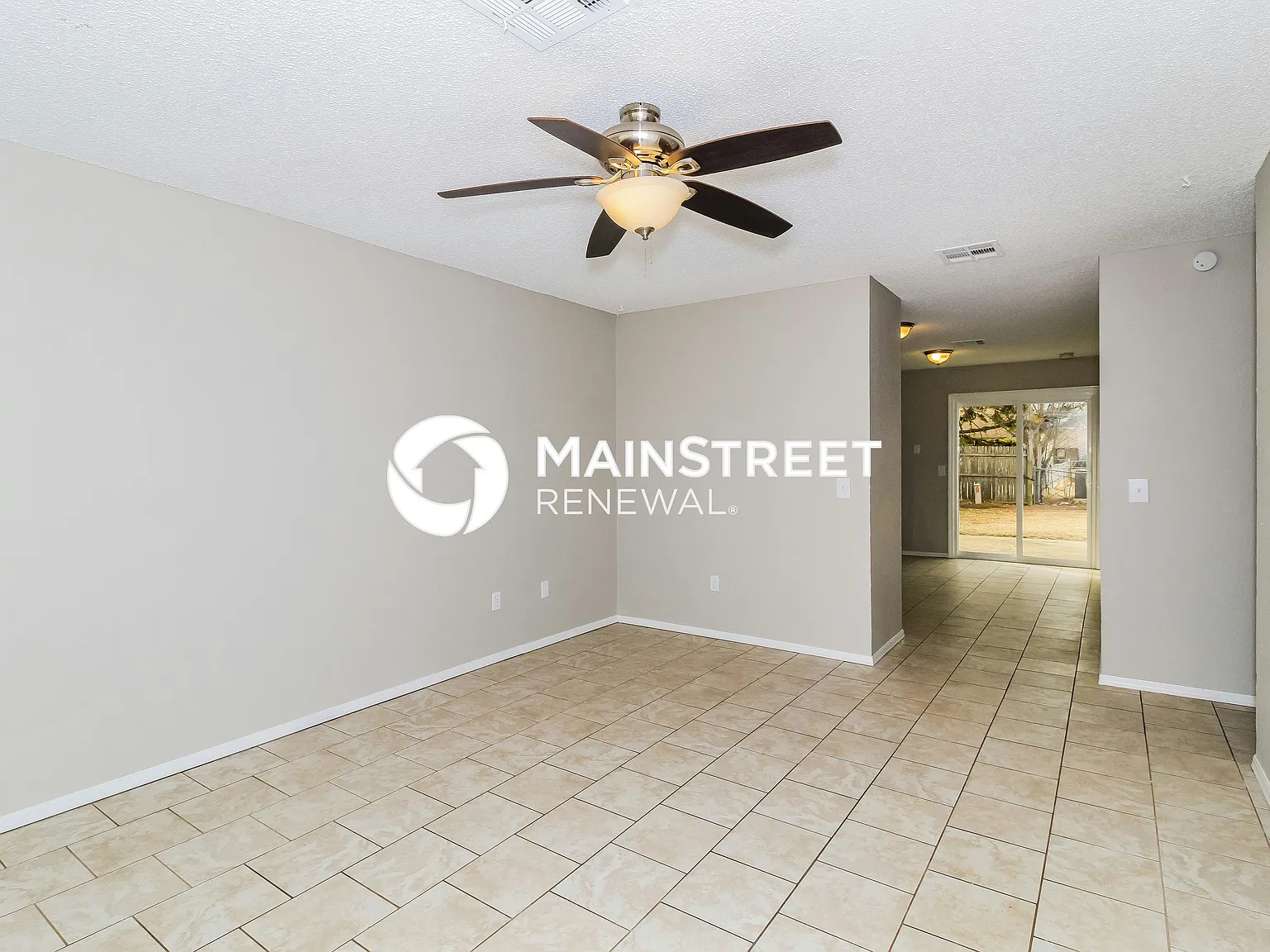 704 W Hillcrest Drive — Photo 3