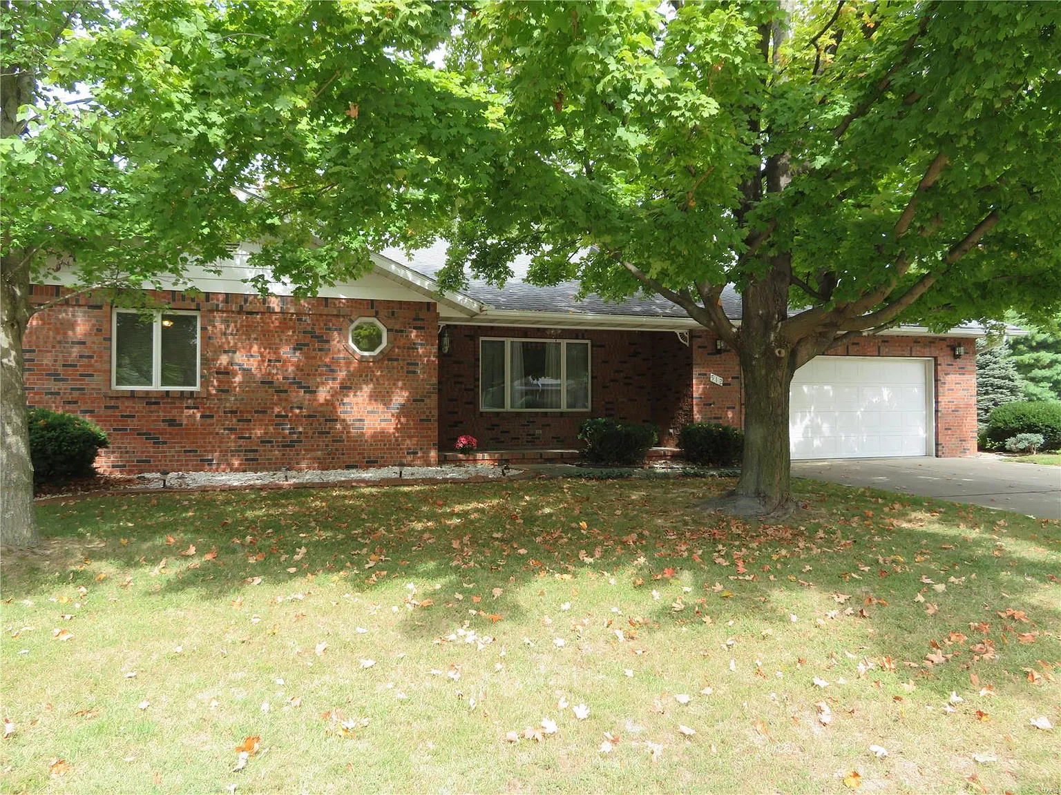512 Whispering Oaks Dr photo 1