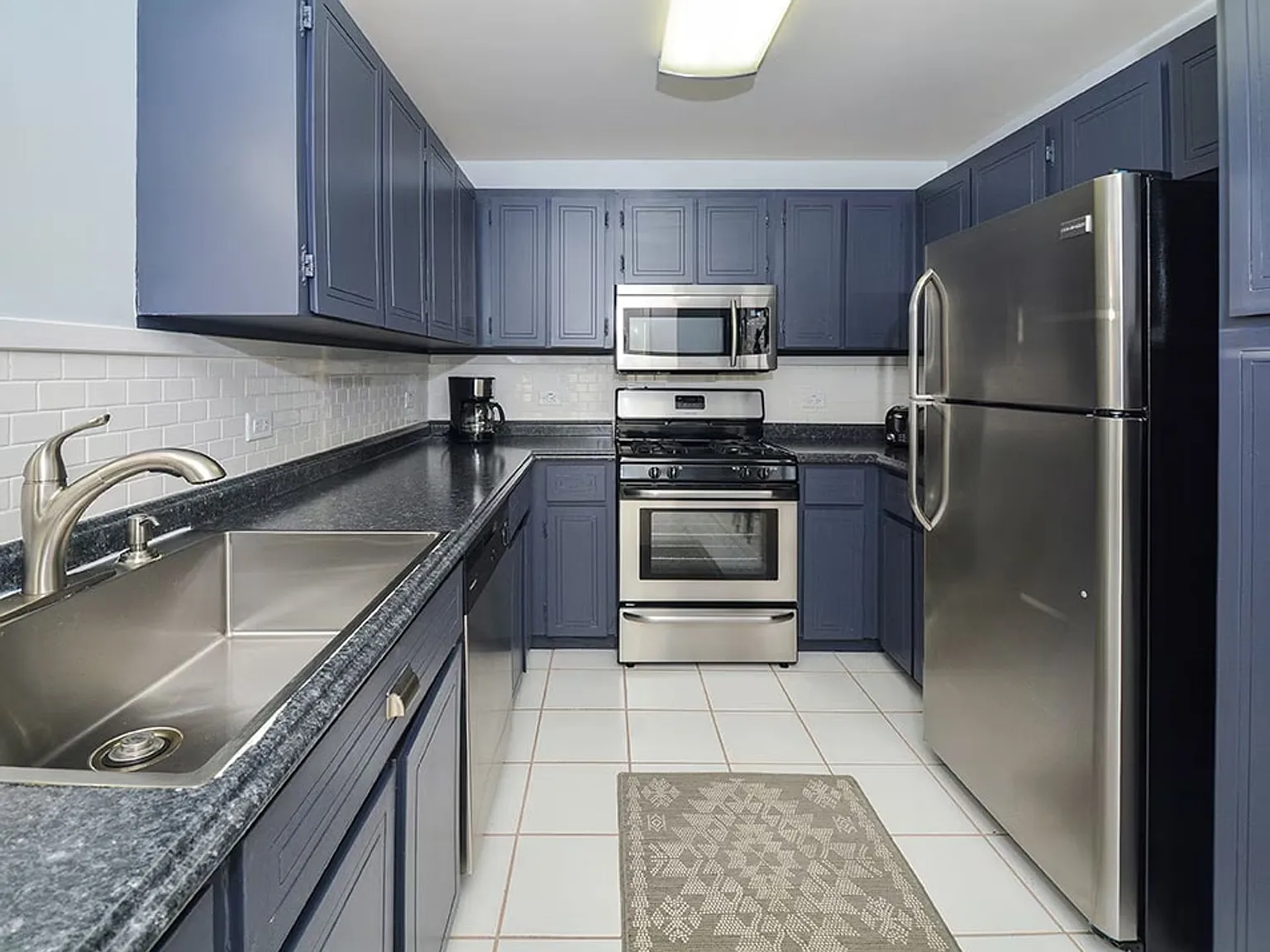 Seascape Apartments — Photo 4