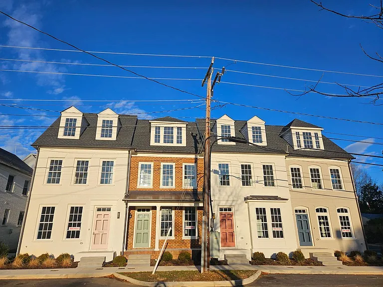 918 Charles St — Photo 11