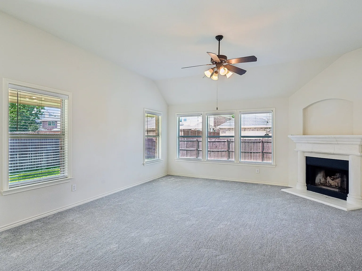 4 bed, 2276 sqft, $2,550 — Photo 3