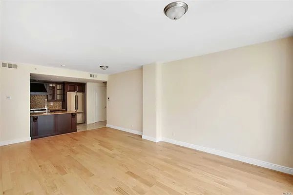 Sold by Chase Global Realty Corp | media 18