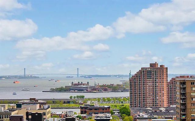 Sold by Nestseekers | media 6