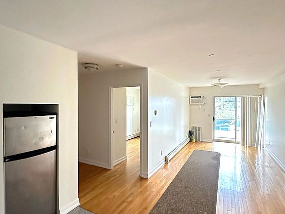 3rd image of 2565 23rd St APT 2F