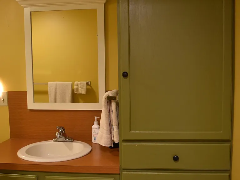 Lower Level --Full Bathroom
