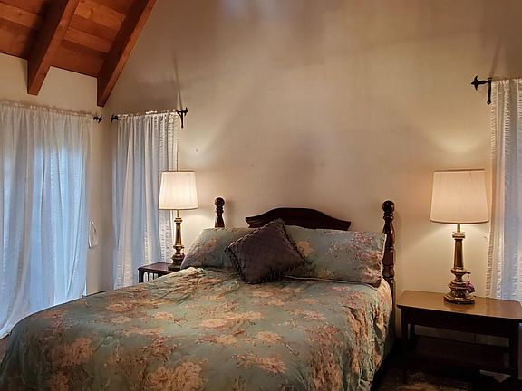 Master Bedroom, queen size bed