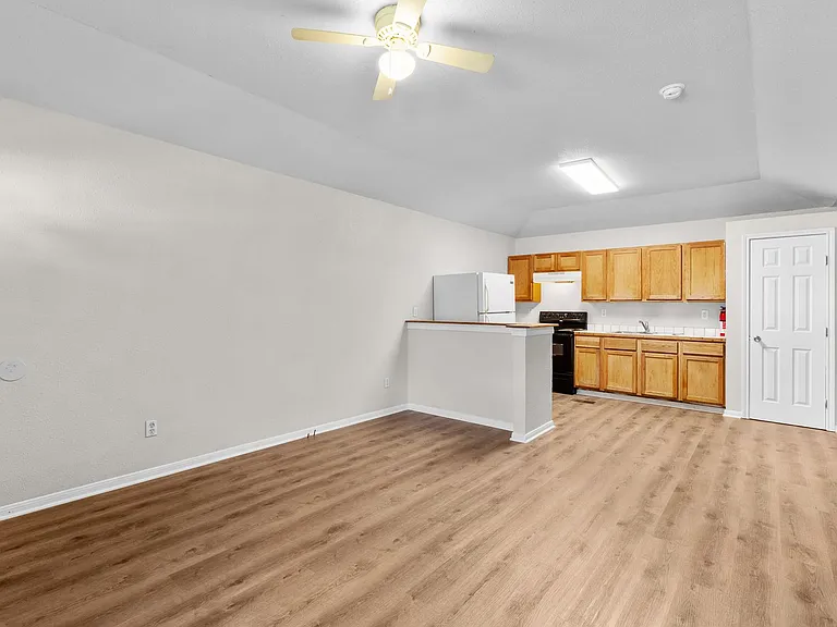 1628 Gordon St — Photo 8