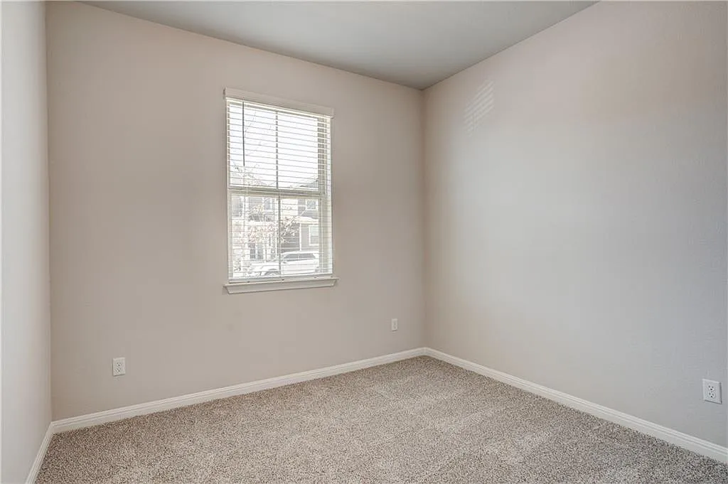 3 bed, 3.0 bath, 1356 sqft, $2,105 — Photo 3