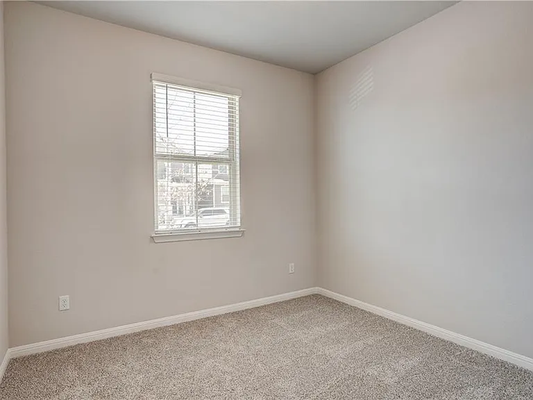1724 W Artesian Springs Xing — Photo 3