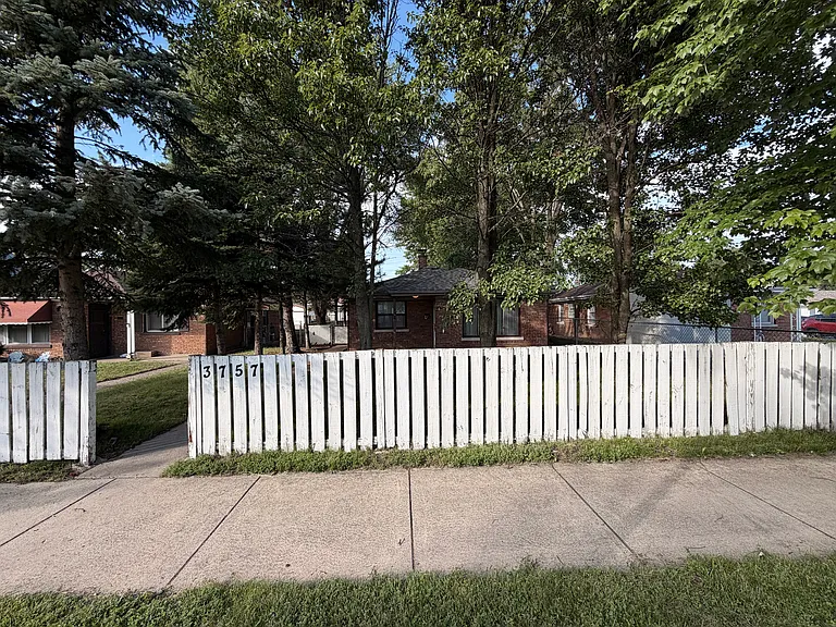 3757 Henry Ave — Photo 2